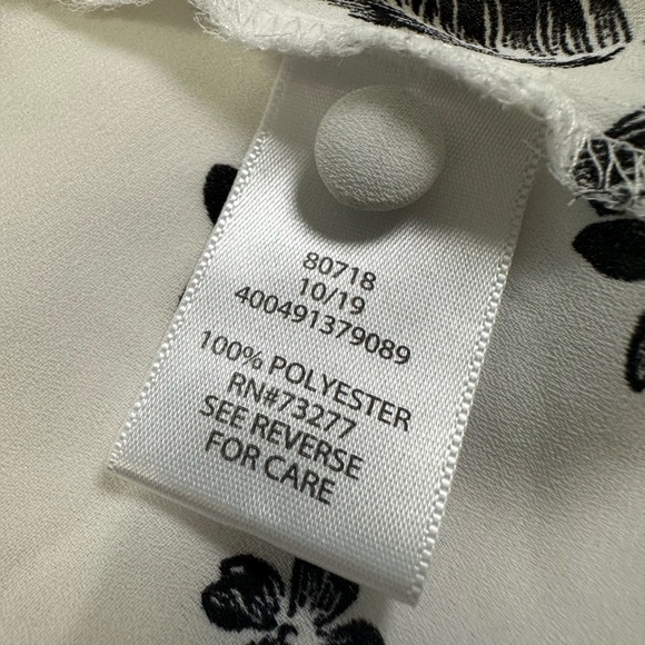 Candie's Casual Monochrome Floral Sleeveless Blouse - Picture 10 of 11